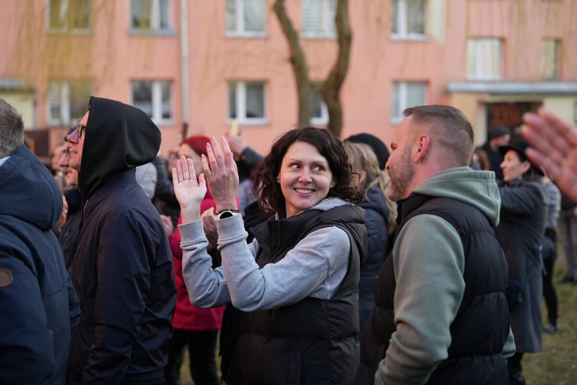 Koncert pod blokiem i odsłonięcie muralu na Orzechowej. Wrocław. 16.03.2025