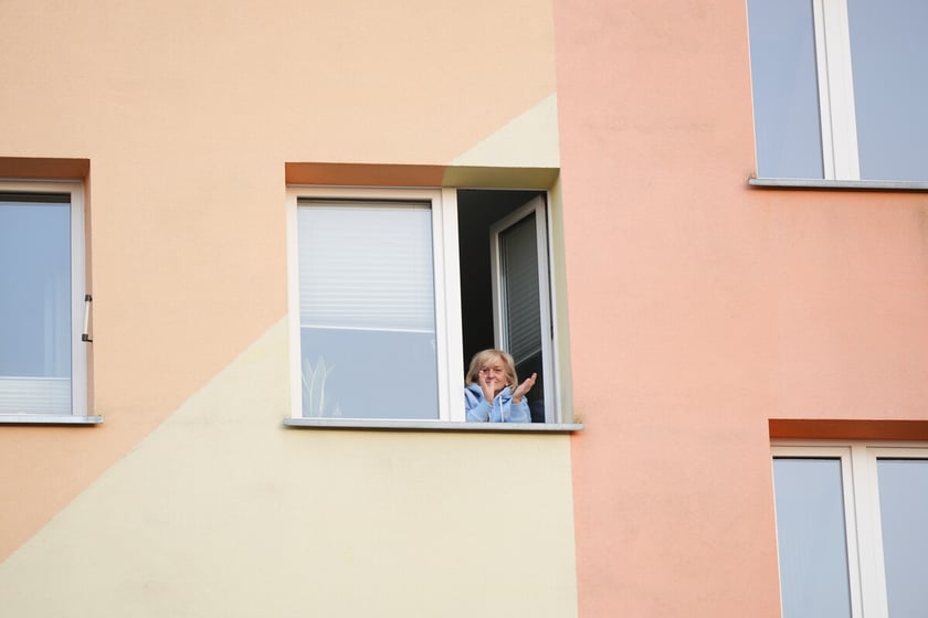 Koncert pod blokiem i odsłonięcie muralu na Orzechowej. Wrocław. 16.03.2025