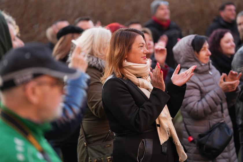 Koncert pod blokiem i odsłonięcie muralu na Orzechowej. Wrocław. 16.03.2025