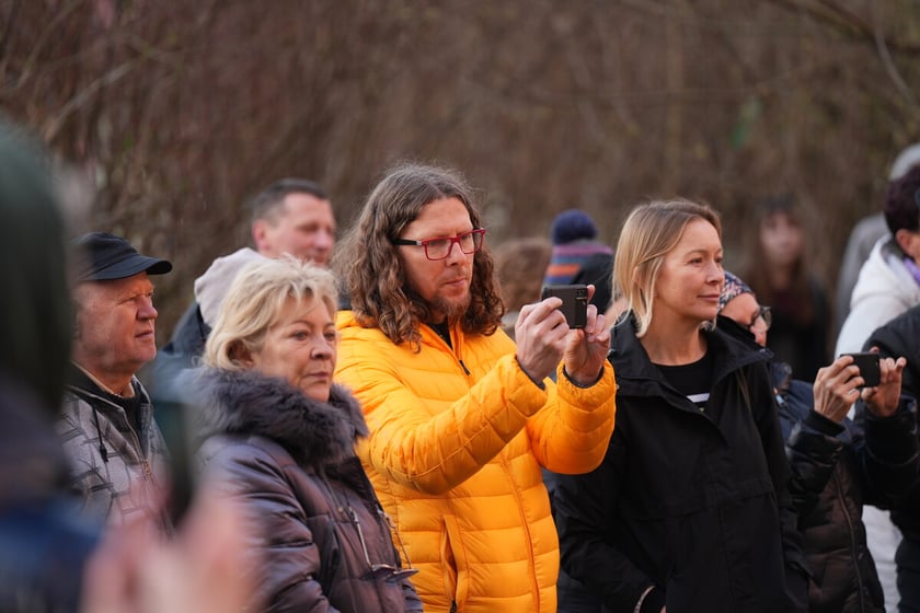 Koncert pod blokiem i odsłonięcie muralu na Orzechowej. Wrocław. 16.03.2025