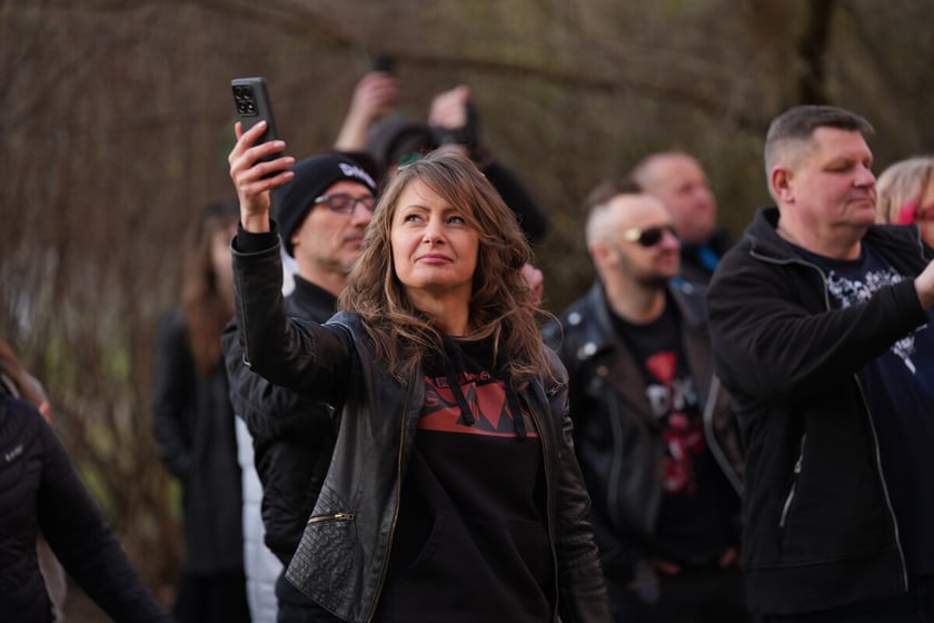 Koncert pod blokiem i odsłonięcie muralu na Orzechowej. Wrocław. 16.03.2025