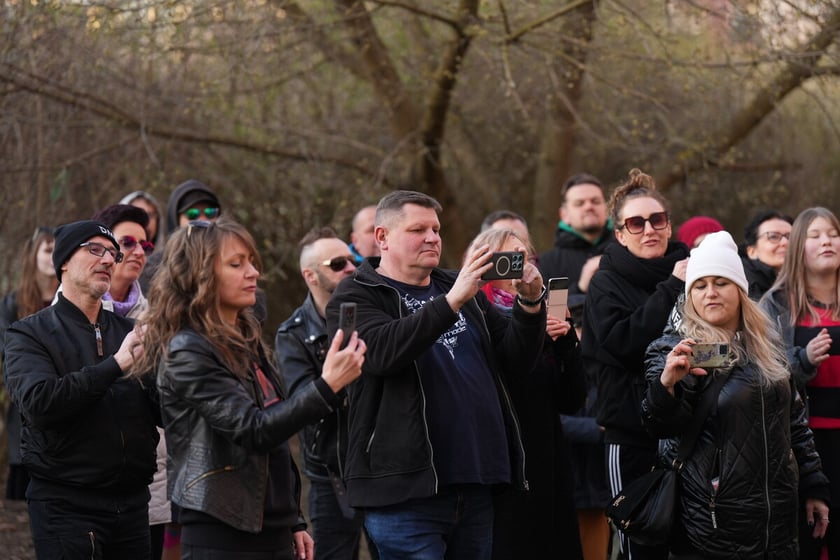 Koncert pod blokiem i odsłonięcie muralu na Orzechowej. Wrocław. 16.03.2025