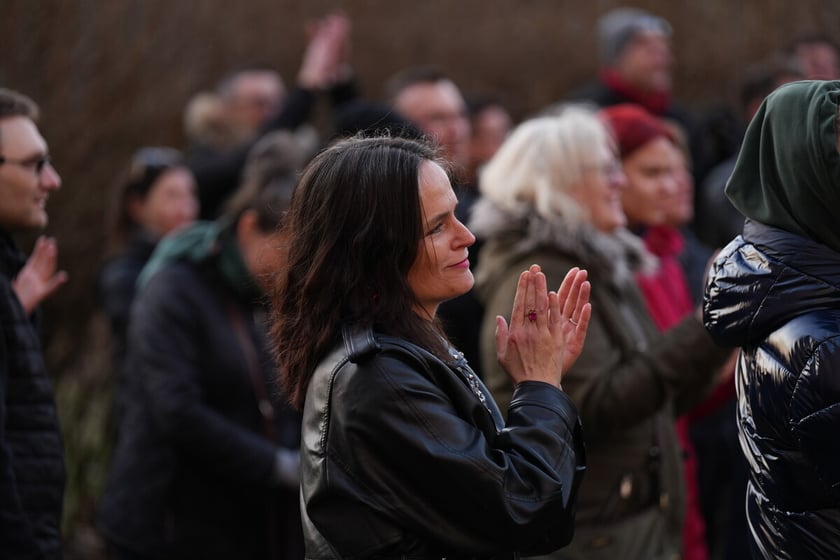 Koncert pod blokiem i odsłonięcie muralu na Orzechowej. Wrocław. 16.03.2025