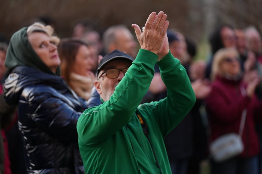 Koncert pod blokiem i odsłonięcie muralu na Orzechowej. Wrocław. 16.03.2025