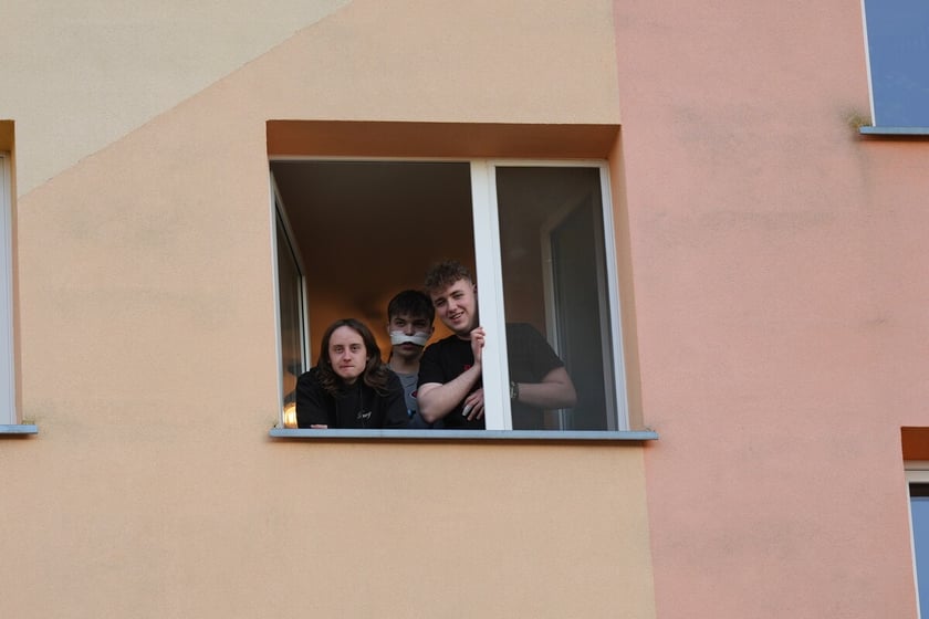 Koncert pod blokiem i odsłonięcie muralu na Orzechowej. Wrocław. 16.03.2025