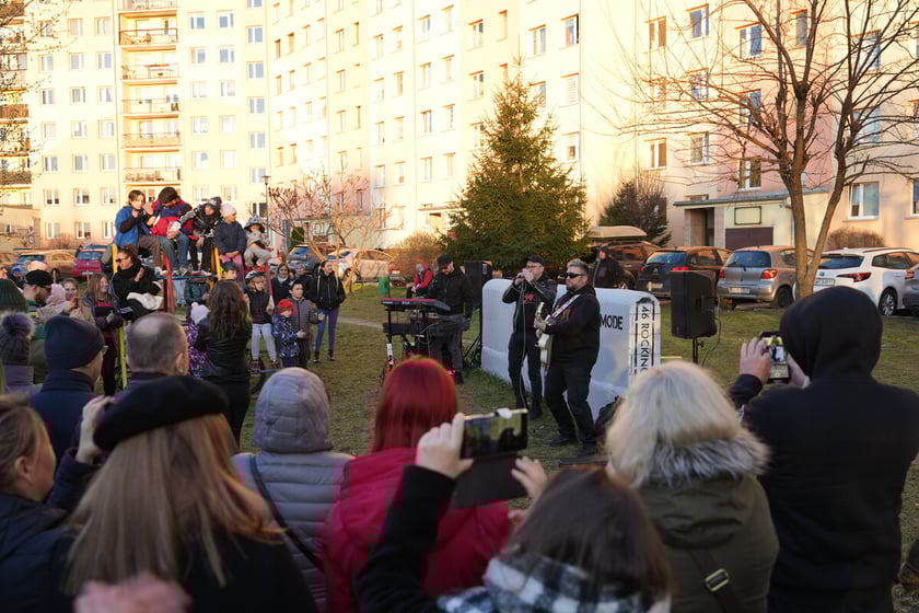 Koncert pod blokiem i odsłonięcie muralu na Orzechowej. Wrocław. 16.03.2025