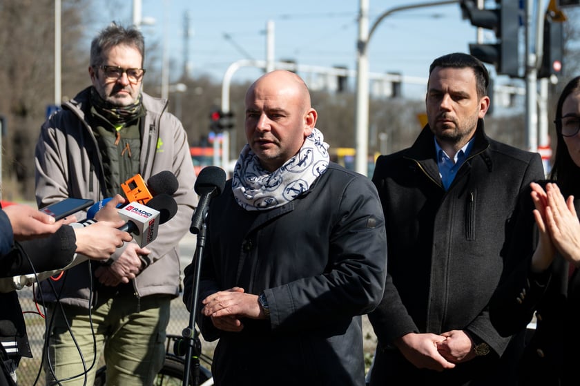 Konferencja prasowa o wiosennych porządkach w mieście. Na zdjęciu radny Rady Miejskiej Wrocławia Dominik Kłosowski&nbsp;