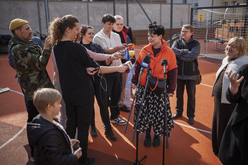 Podw&oacute;rko Wszystkich Mieszkańc&oacute;w po remoncie - Iza Rutkowska z mieszkańcami