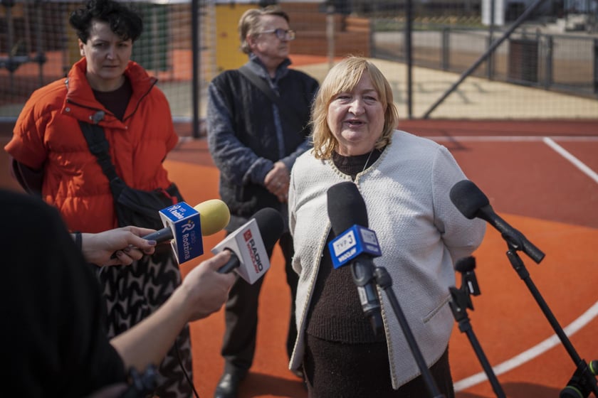 Podw&oacute;rko Wszystkich Mieszkańc&oacute;w po remoncie - mieszkańcy podw&oacute;rka