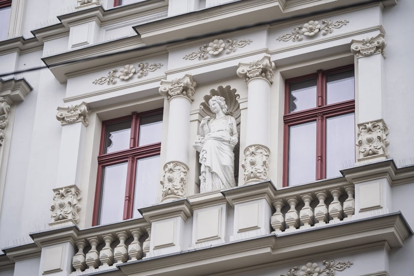 Ulica Miernicza zmienia charakter - już nie przedstawia wojennego krajobrazu, za to emanuje kunsztowną myślą dawnych architekt&oacute;w