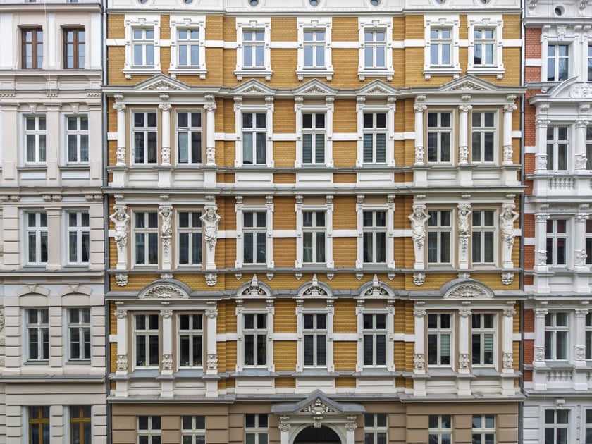 Ulica Miernicza zmienia charakter - już nie przedstawia wojennego krajobrazu, za to emanuje kunsztowną myślą dawnych architekt&oacute;w