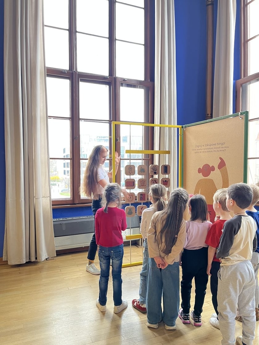 Na zdjęciach wystawa EkoEksperymentarium na Dworcu Wrocław Gł&oacute;wny