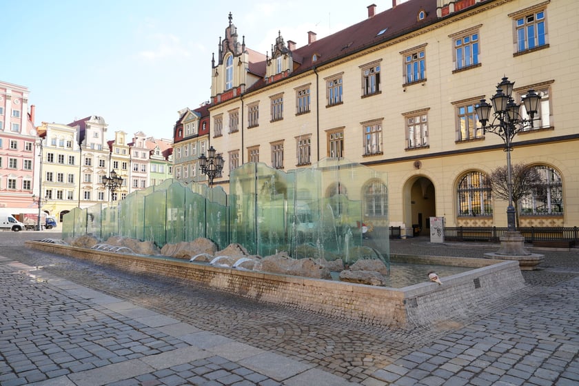 Zdrój na rynku pod ratuszem
