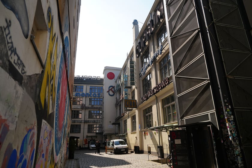 Podwórko Ruska 46 z neonami, 2 kwietnia 2025