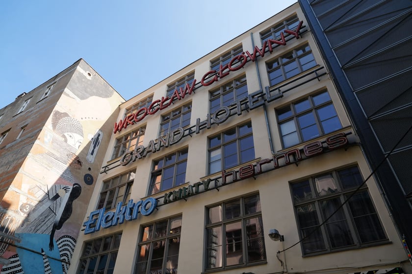 Podwórko Ruska 46 z neonami, 2 kwietnia 2025