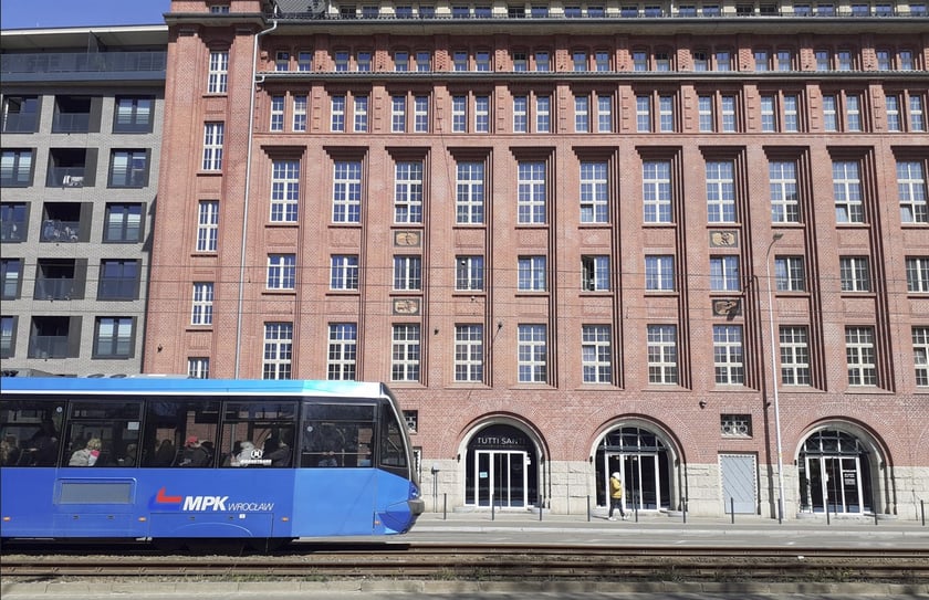 Budynek z Tutti Santi na Sienkiewicza (10 kwietnia, dzień przed otwarciem)