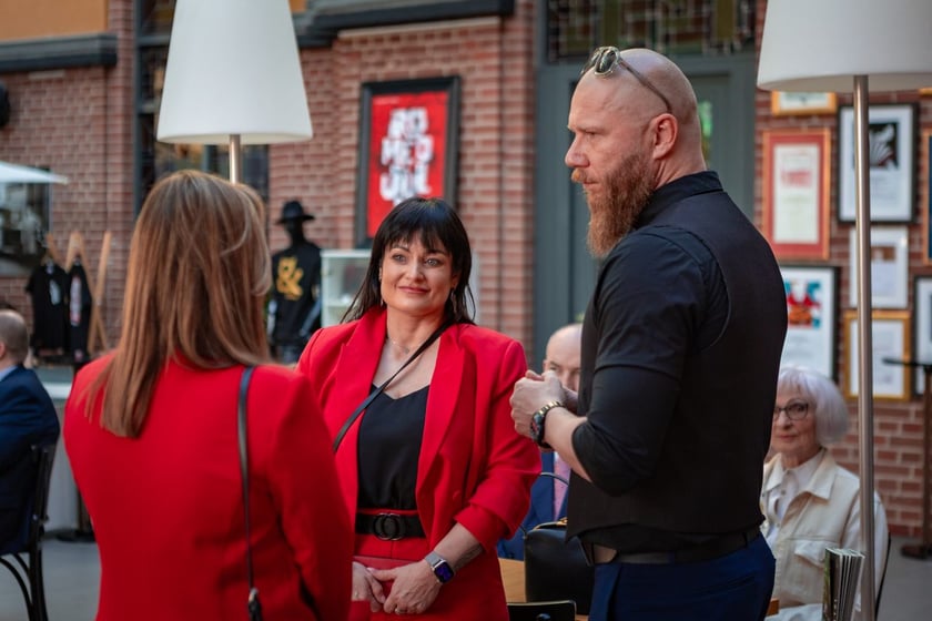 Gala 30 Kreatywnych Wrocław 2025. Przedstawiciele Fundacji FizjoTRIterapia. Follow your dream, laureaci 30 Kreatywnych w kategorii społeczeństwo/miasto