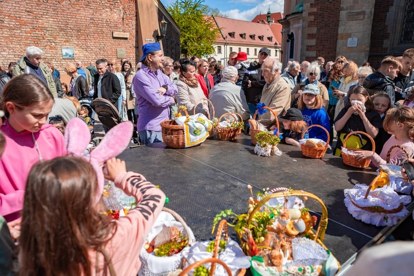 Święcenie pokarmów pod wrocławską Katedrą, 19 kwietnia 2025 rok