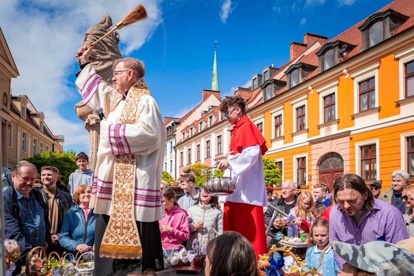 Święcenie pokarmów pod wrocławską Katedrą, 19 kwietnia 2025 rok