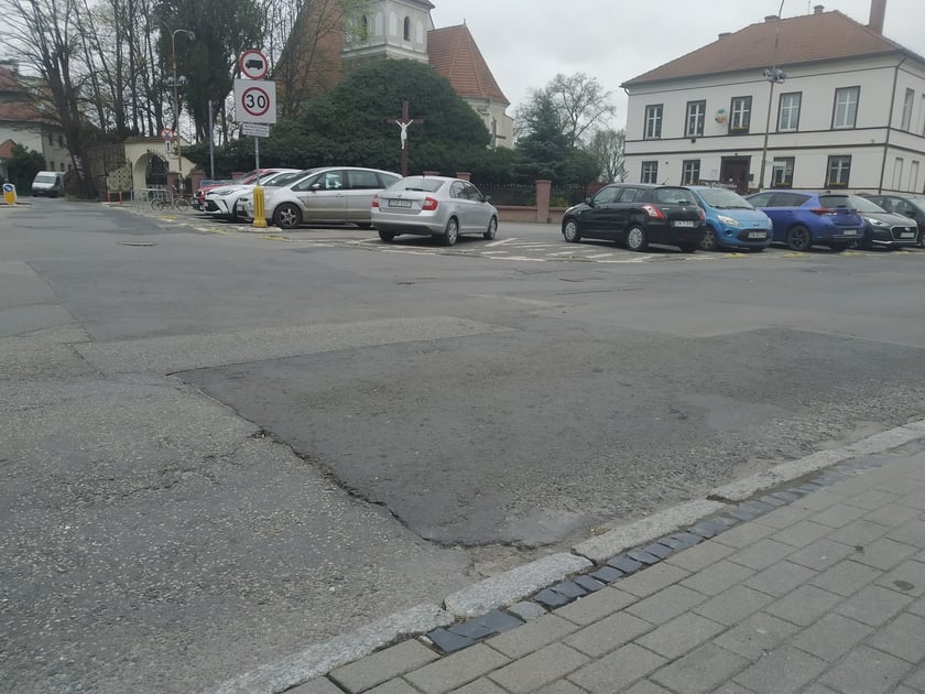 Fragment ulicy przeznaczonej do remontu na Leśnicy