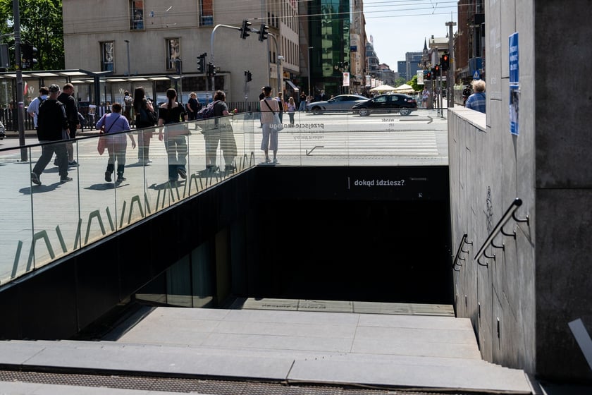 Przejście Świdnickie po przebudowie - ulicę Kazimierza Wielkiego można pokonać dołem albo górą