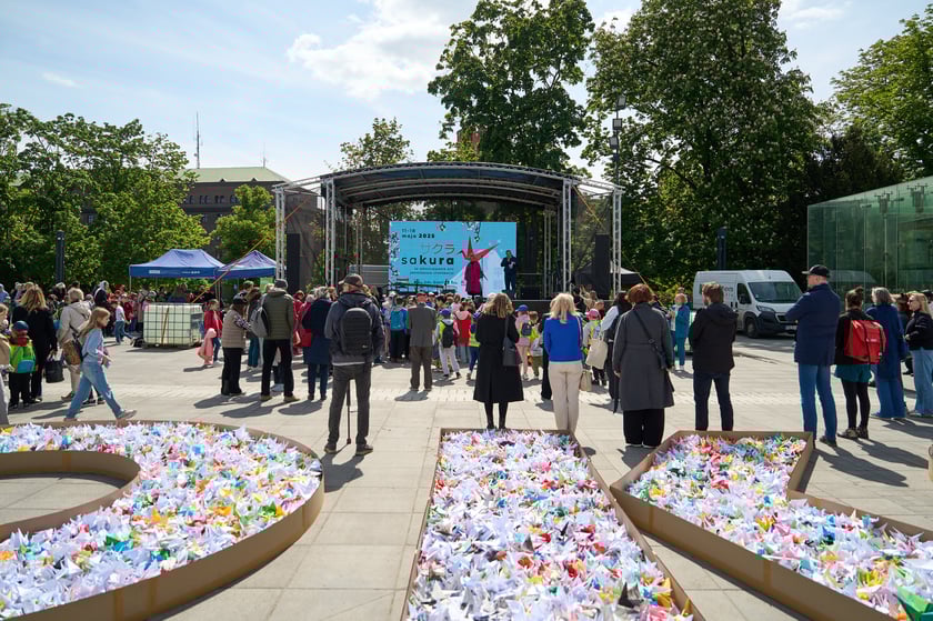 Na napis POKÓJ złożyło się 80 tys. papierowych żurawi wykonanych przez dzieci z wrocławskich szkół