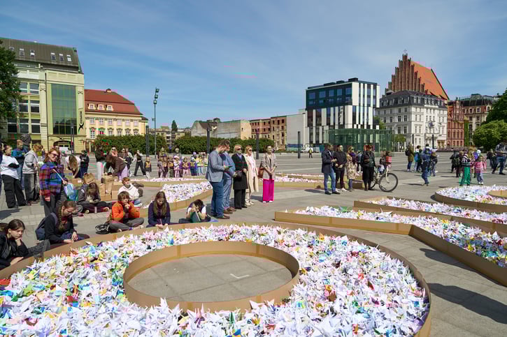 Na napis POKÓJ złożyło się 80 tys. papierowych żurawi wykonanych przez dzieci z wrocławskich szkół