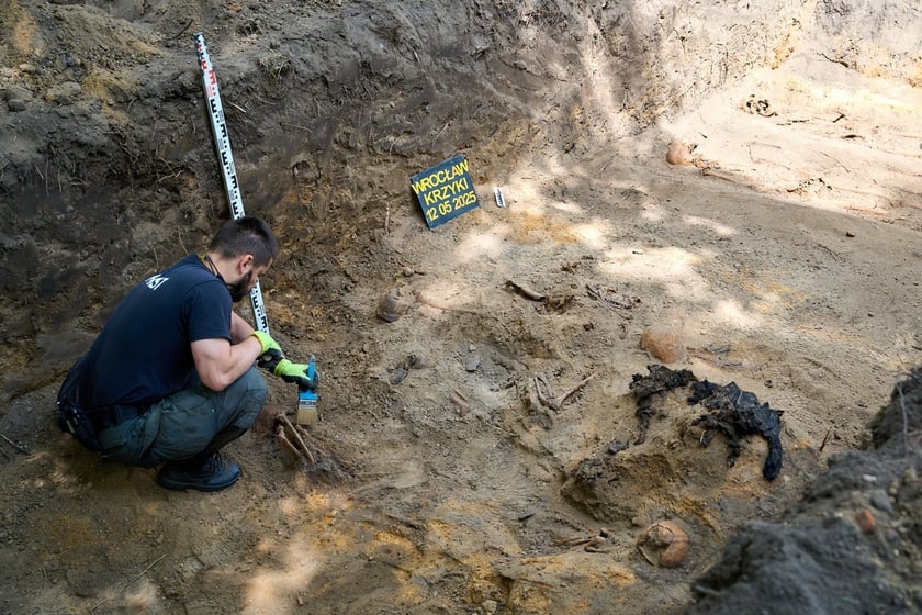 Prace archeologiczne specjalistów z Pracowni POMOST na cmenatrzu na Krzykach