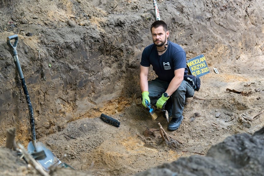 Prace archeologiczne specjalistów z Pracowni POMOST na cmenatrzu na Krzykach