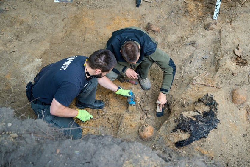 Prace archeologiczne specjalistów z Pracowni POMOST na cmenatrzu na Krzykach