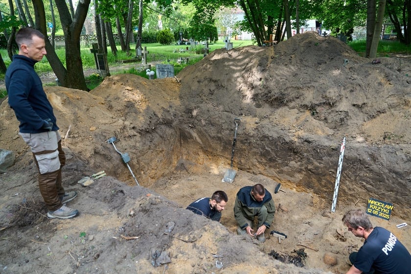 Prace archeologiczne specjalistów z Pracowni POMOST na cmenatrzu na Krzykach