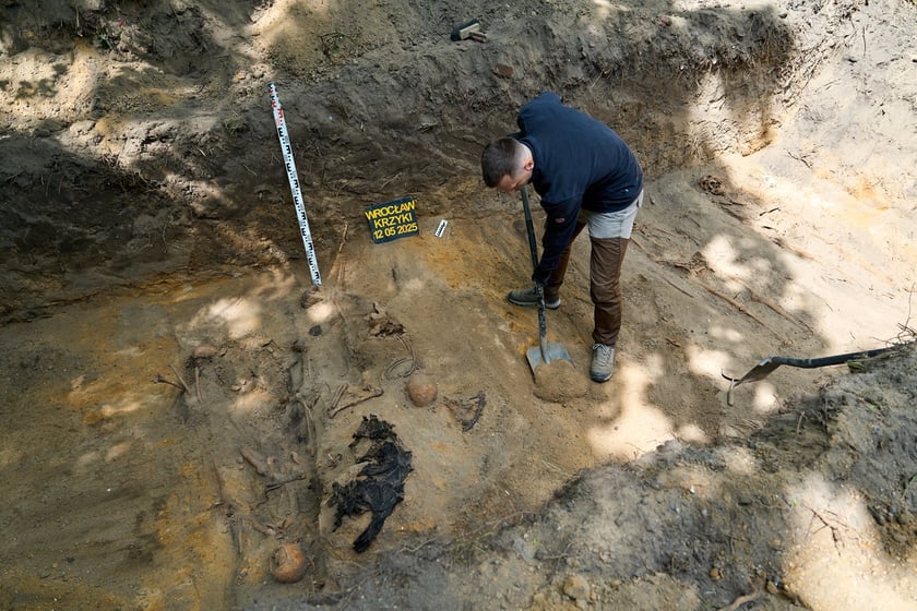 Prace archeologiczne specjalistów z Pracowni POMOST na cmenatrzu na Krzykach