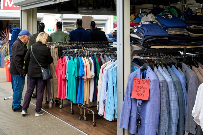 Kupcy i usługodawcy w Pasażu Zielińskiego we Wrocławiu