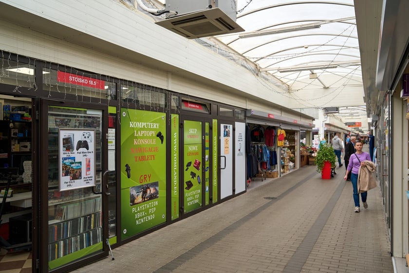 Kupcy i usługodawcy w Pasażu Zielińskiego we Wrocławiu