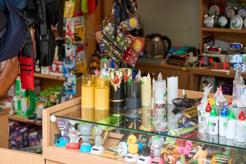 Kupcy i usługodawcy w Pasażu Zielińskiego we Wrocławiu