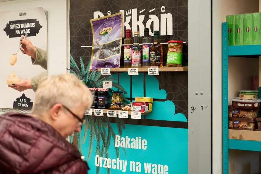 Kupcy i usługodawcy w Pasażu Zielińskiego we Wrocławiu