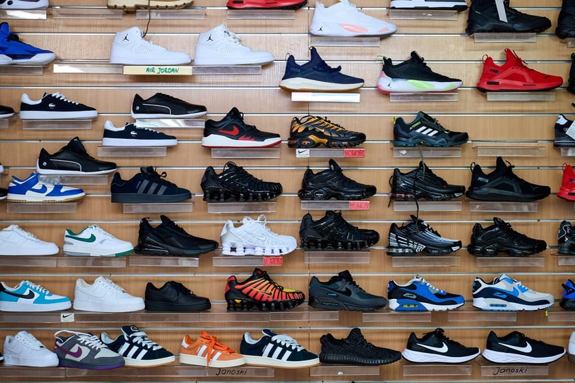 Kupcy i usługodawcy w Pasażu Zielińskiego we Wrocławiu