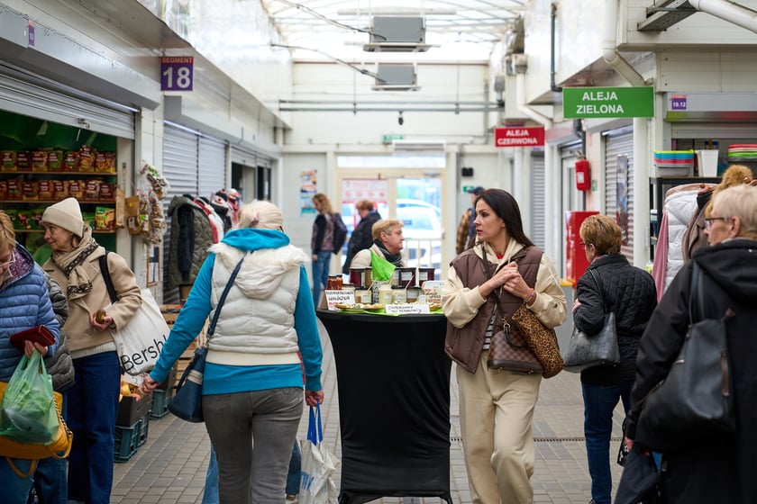 Kupcy i usługodawcy w Pasażu Zielińskiego we Wrocławiu