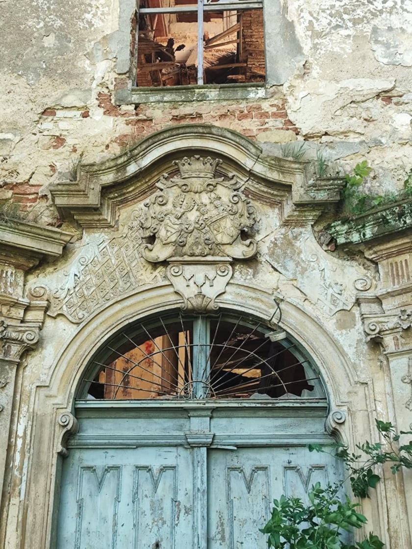 Herb rodu. Ruiny pałacu von Zedlitza w Czerńczycach, oddalonych ok. 25 km od Wrocławia