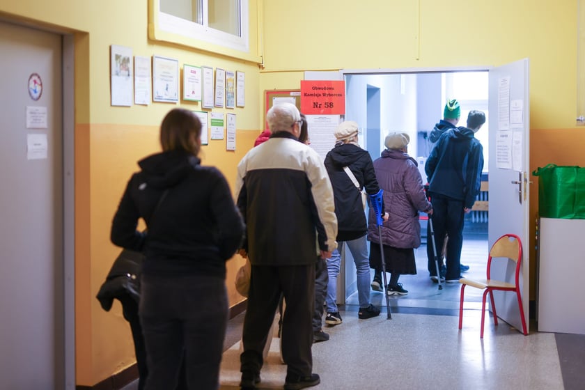 Wrocław głosuje. Zdjęcia z lokali wyborczych na Ołbinie i Karłowicach-Różance (komisje nr 58 , 59, 258)