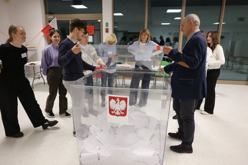 Komisja nr 291 w szkole przy Asfaltowej po zamknięciu lokalu liczy głosy