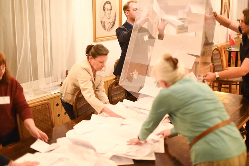 Liczenie głosów w komisji nr 13 przy ul. Tadeusza Kościuszki. Wrocław, 18.05.2025