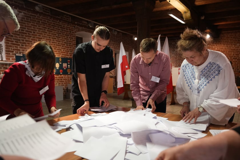 Komisja wyborcza nr 6 w Arsenale, w Muzeum Miejskim Wrocławia, zlicza oddane głosy