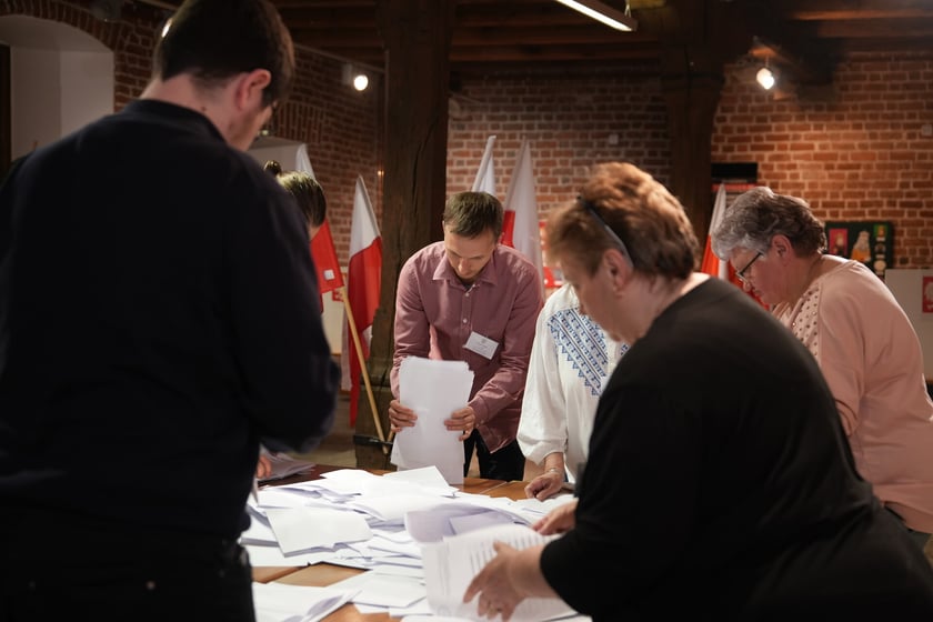 Komisja wyborcza nr 6 w Arsenale, w Muzeum Miejskim Wrocławia, zlicza oddane głosy