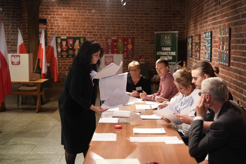 Komisja wyborcza nr 6 w Arsenale, w Muzeum Miejskim Wrocławia, zlicza oddane głosy