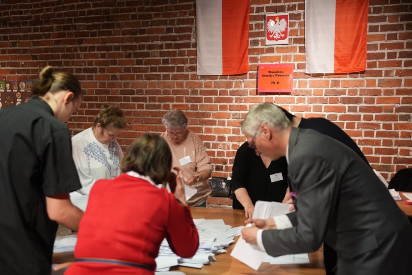 Komisja wyborcza nr 6 w Arsenale, w Muzeum Miejskim Wrocławia, zlicza oddane głosy