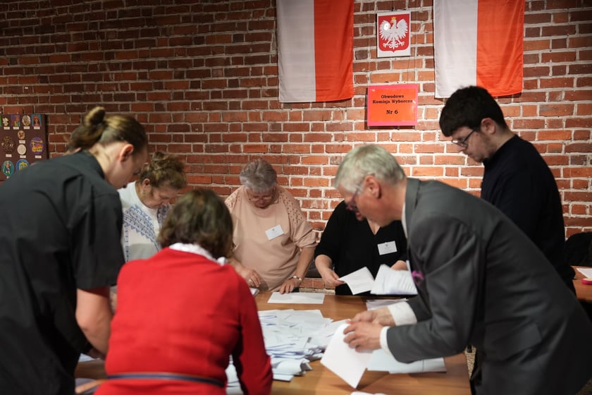 Komisja wyborcza nr 6 w Arsenale, w Muzeum Miejskim Wrocławia, zlicza oddane głosy