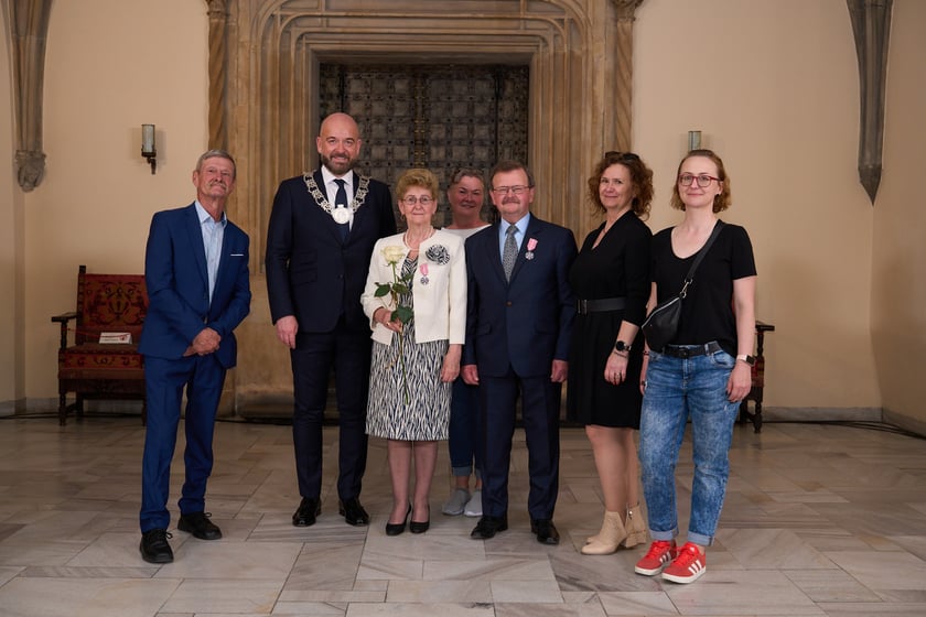 Prezydent odznaczył medalami pary z długoletnim pożyciem