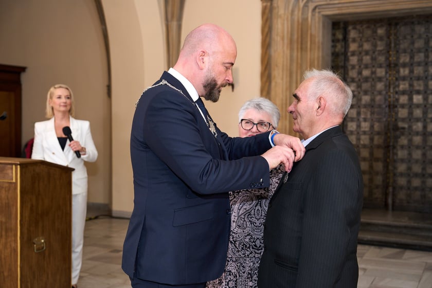 Prezydent odznaczył medalami pary z długoletnim pożyciem