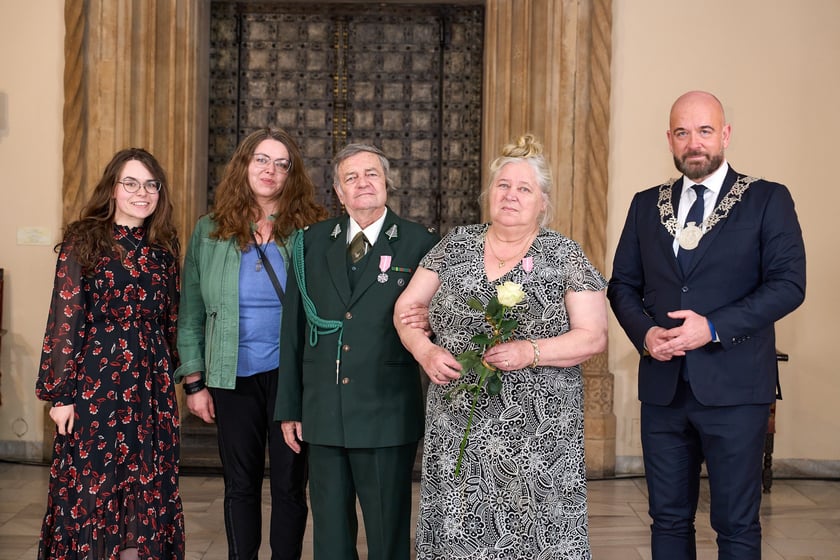Prezydent odznaczył medalami pary z długoletnim pożyciem
